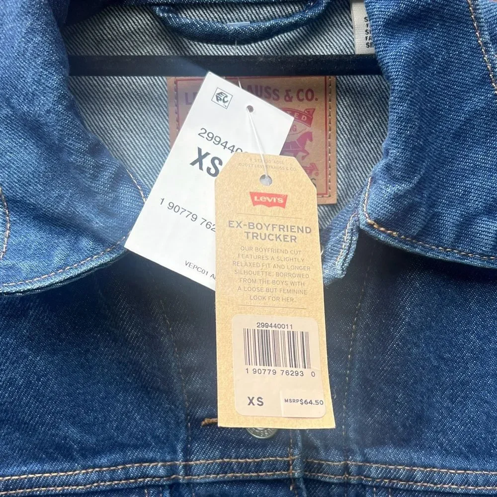 Hand-Painted Levi’s Denim Jacket with Rooster Design - Picture 4 of 4